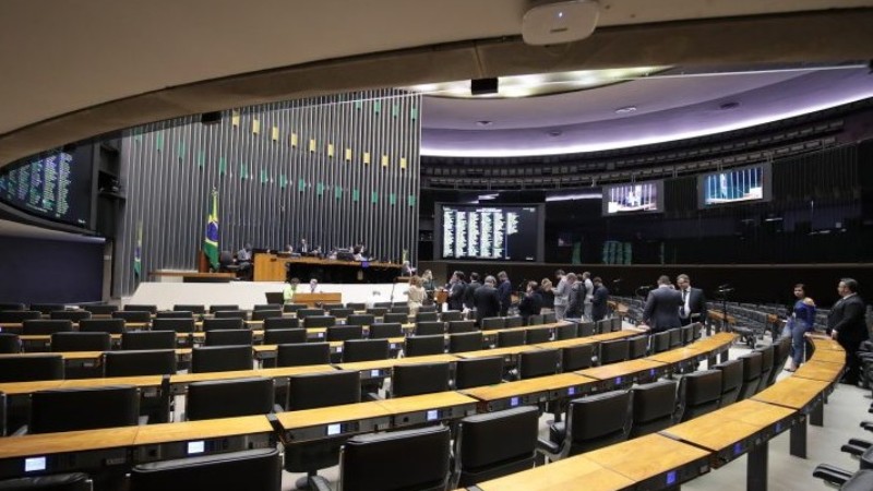 Câmara aprovou urgência para projetos sobre monitoramento eletrônico de agressores e distribuição de merenda escolar no ensino híbrido.