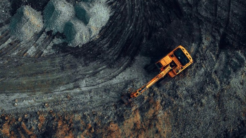 Apesar de não serem escassas no mundo, terras raras exigem processos complexos de refino para uso industrial. 