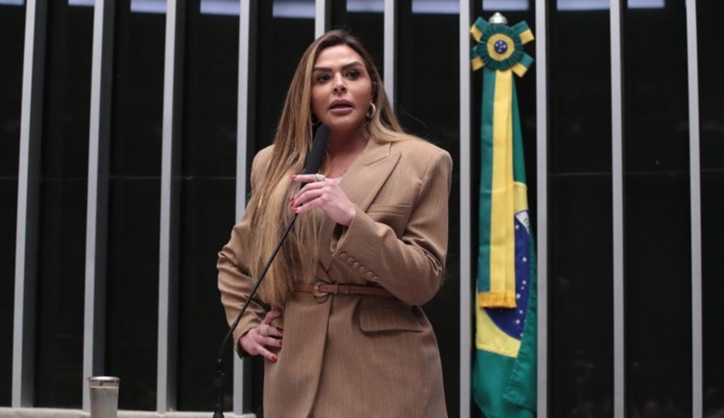 Deputada cita crescimento de golpes com IA para justificar mudança na legislação.