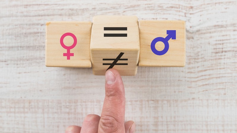 Diferença salarial, violência crescente e sub-representação mostram que a igualdade formal continua distante da realidade cotidiana feminina.