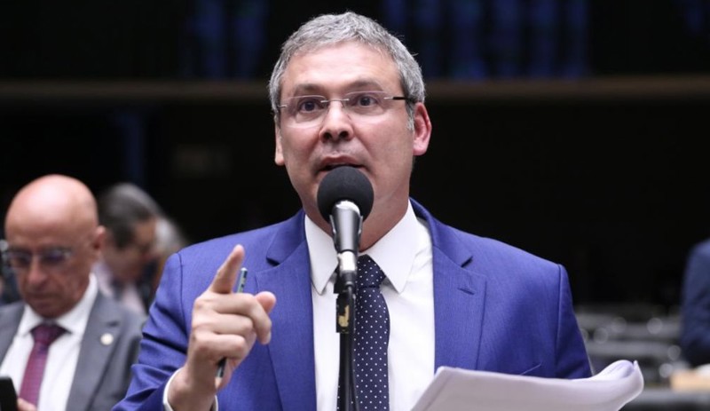 Lindbergh afirma que repasses de Vorcaro podem ter favorecido articulação de Eduardo nos EUA.
