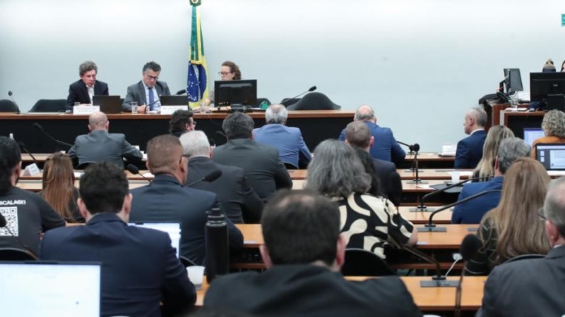 Setores econômicos alertaram para impactos da redução da jornada sobre empregos e serviços.