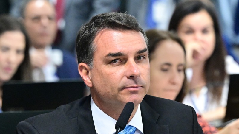 Equipe jurídica do senador pede suspensão da pesquisa.