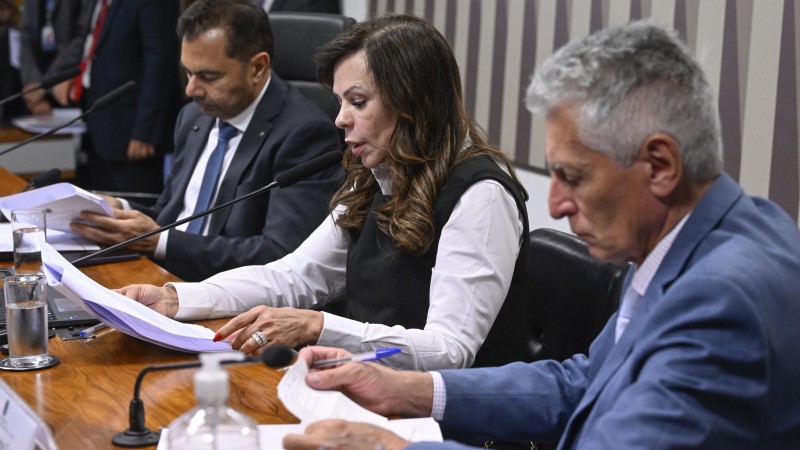 Texto vincula aumento do piso aos índices da inflação e desempenho do Fundeb. 