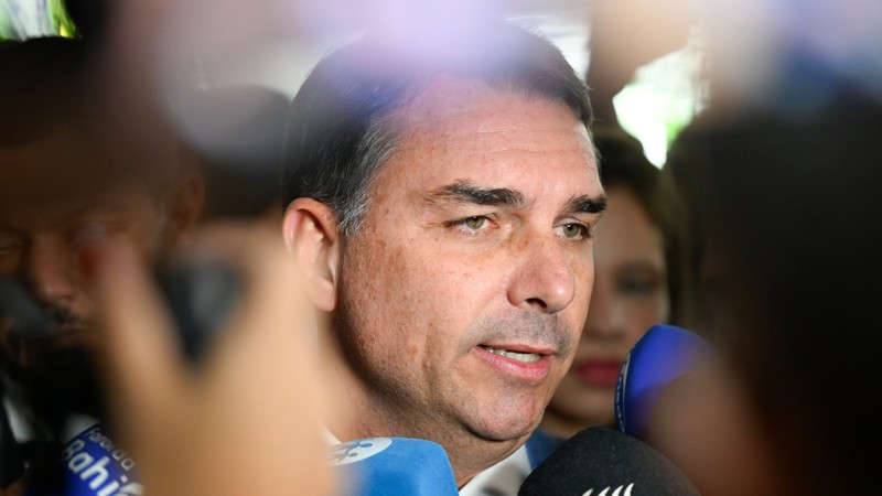 Senador afirma que não possuía suspeitas sobre Daniel Vorcaro antes da prisão.