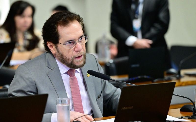Plínio Valério leu a nova versão de seu relatório na CCJ após acolher sugestões de representantes do governo. Ainda assim, não há acordo para votação.