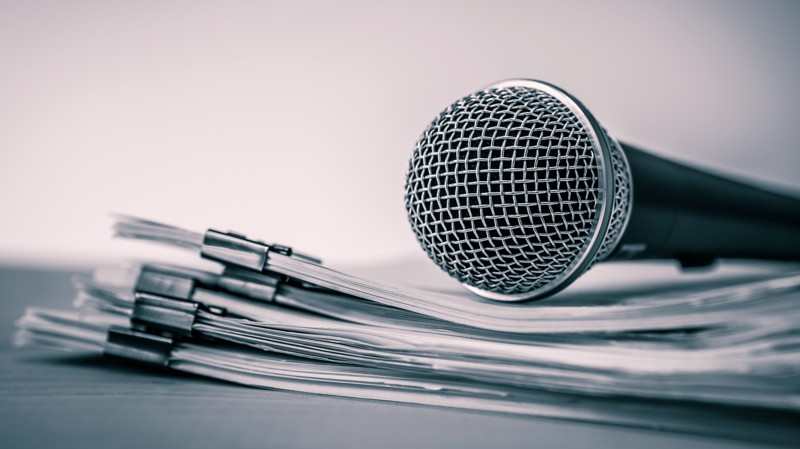 A erosão da confiança na imprensa e a lógica algorítmica das redes aprofundam a dificuldade coletiva de distinguir informação de manipulação.