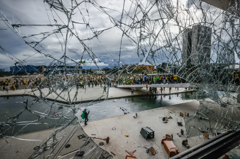 Lei vetada por Lula e restabelecida pelo Congresso está suspensa pelo ministro Alexandre de Moraes até o julgamento do mérito. Norma reduz pena dos condenados por participação nos atos de 8 de janeiro de 2023.