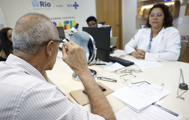 Texto aprovado amplia acesso a itens de saúde visual na rede pública e segue para análise de outras comissões da Câmara.