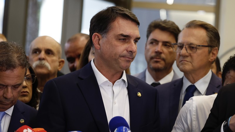 Após atacar Lula com o caso Master, senador enfrenta cobranças dentro do próprio partido e vê pesquisas registrarem queda significativa.