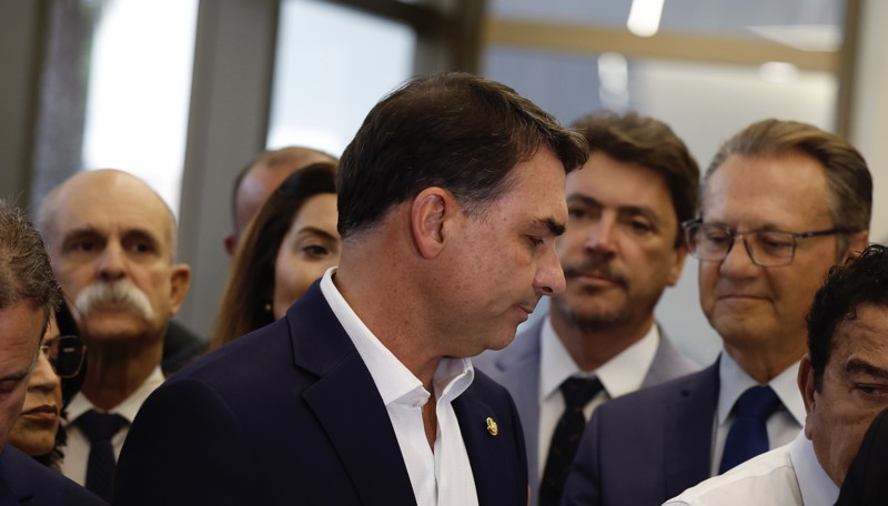 Flávio Bolsonaro e integrantes da bancada do PL no Congresso.