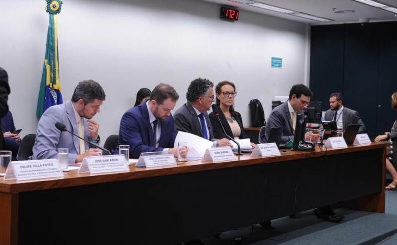 Reunião da comissão especial que analisa a proposta.