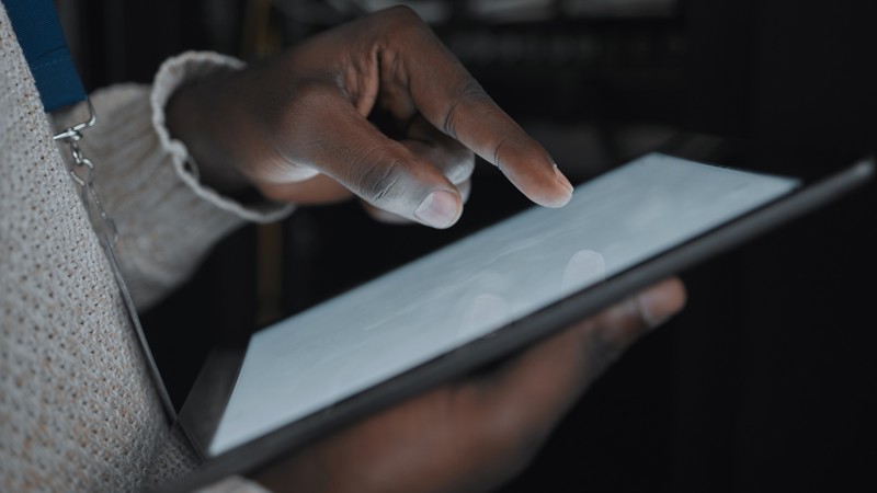 Avanço de conteúdos artificiais e campanhas automatizadas pressiona Congresso a votar regras para plataformas e modelos preditivos.