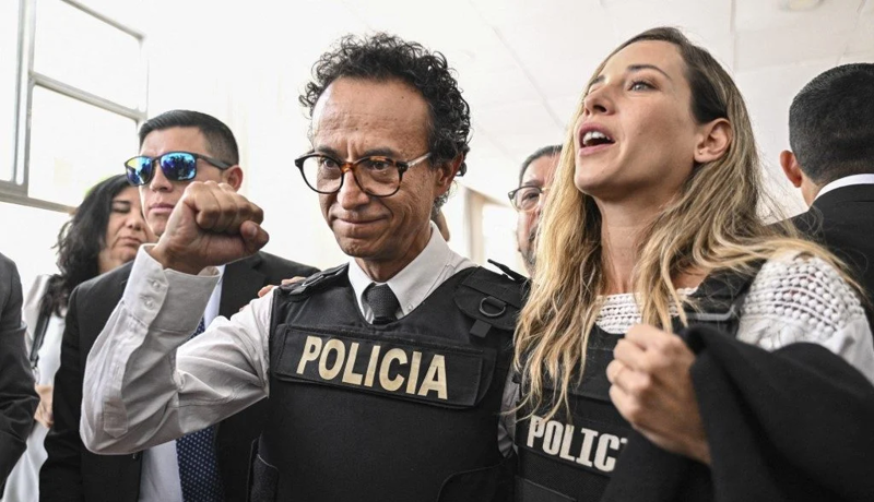 Christian Zurita usando proteção balística durante campanha após o assassinato de Fernando Villavicencio.