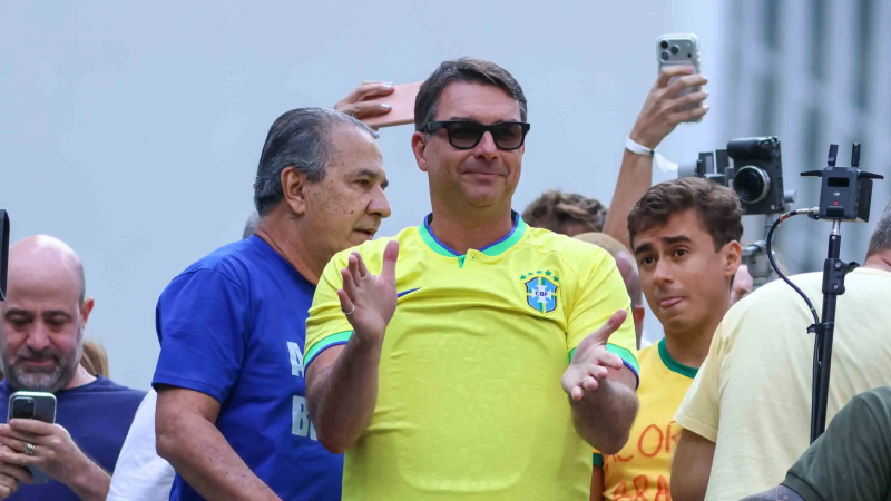 Flávio Bolsonaro diz que usa colete à prova de balas para evitar um ataque