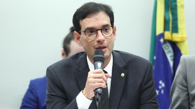 Relator defende semana de 40 horas e fim gradual da escala 6x1 em parecer.
