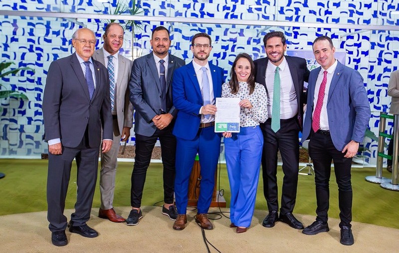 Presidente do Podemos, deputada Renata Abreu comemora a filiação dos deputados Felipe Becari, à sua esquerda, e Flávio Ganem, à sua direita. Partido teve o melhor desempenho na janela partidária.