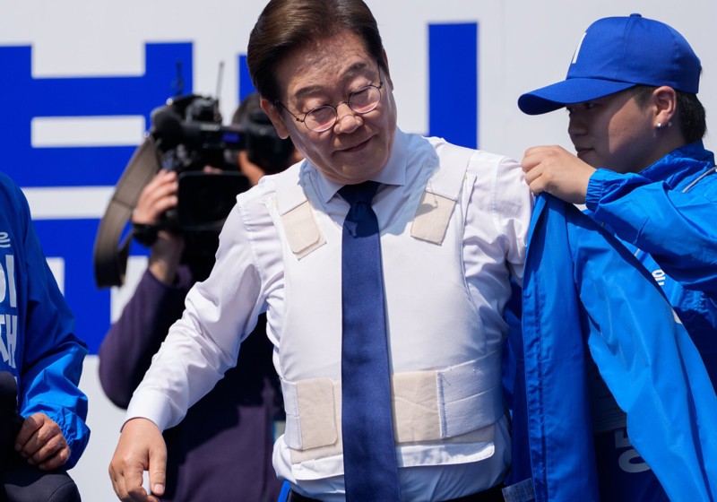 Lee Jae-myung usa colete balístico durante campanha presidencial marcada por ameaças e reforço na segurança de candidatos sul-coreanos.