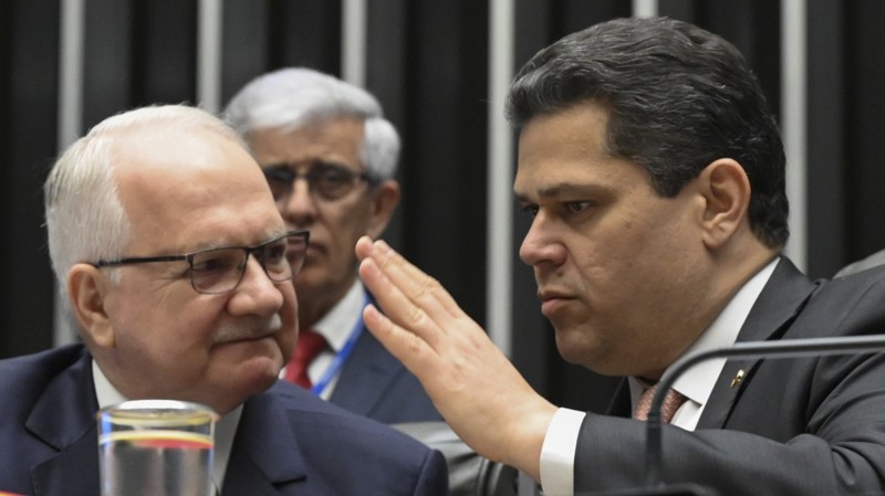 Alcolumbre e Fachin se reúnem para discutir limites a penduricalhos.