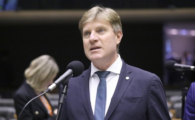 O deputado paranaense Padovani teve a janela partidária mais movimentada de toda a Câmara: em um mês passou por quatro partidos: saiu do União Brasil, passou pelo PL e pelo Republicanos até se filiar ao PP.