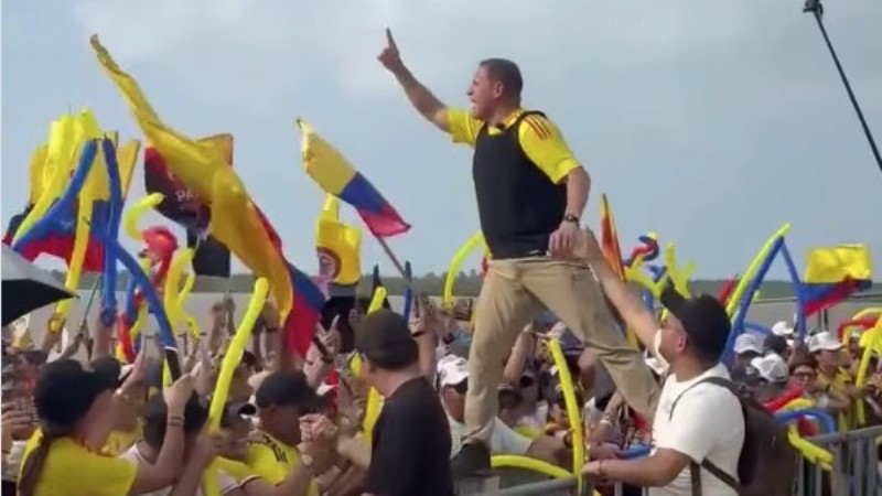 Cercado por apoiadores e usando colete balístico, Abelardo de la Espriella participa de ato eleitoral na Colômbia.