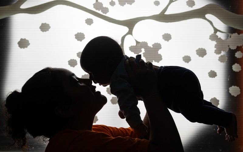 O salário-maternidade é um benefício pago à pessoa segurada da Previdência durante o afastamento do trabalho por nascimento de filho, adoção, guarda judicial para fins de adoção ou aborto previsto em lei.