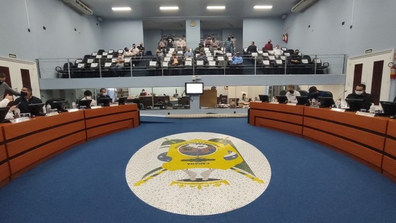 Texto foi protocolado após reajuste salarial aprovado na Câmara.