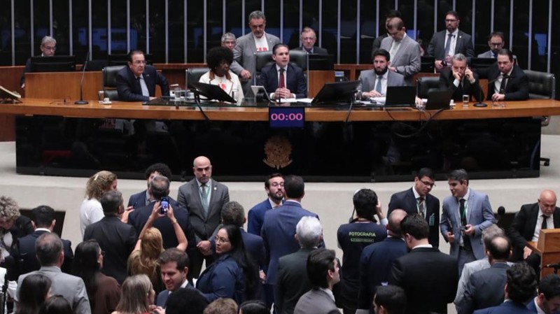 PEC requer aprovação em dois turnos para avançar ao Senado. 