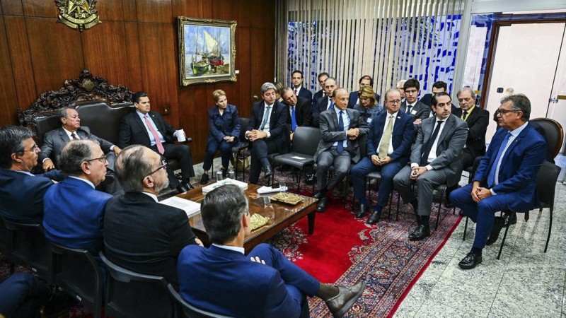 Representantes da CNI e da Fiesp se reuniram com Davi Alcolumbre para defender adiamento do debate sobre o fim da escala 6x1 para após as eleições.