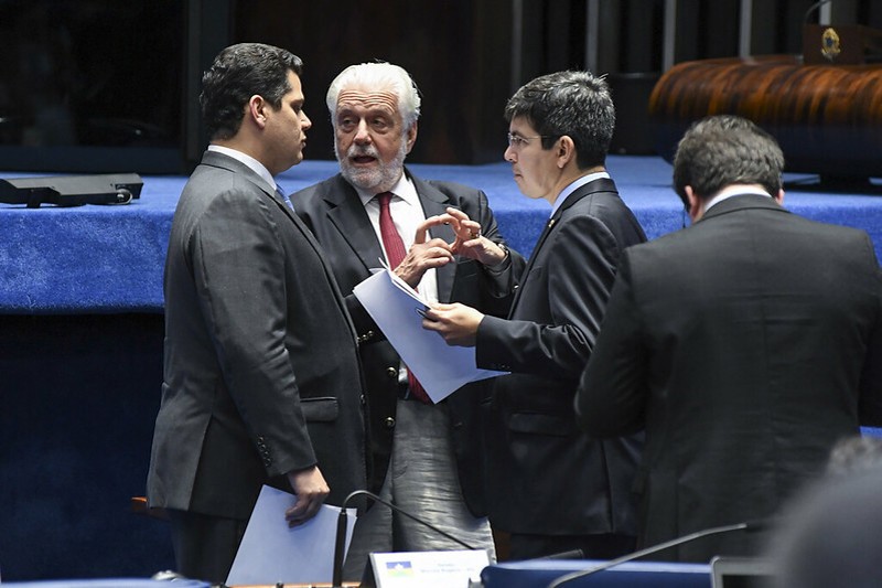 Davi Alcolumbre e os líderes do govenro no Senado, Jaques Wagner, e no Congresso, Randolfe Rodrigues. Votação da PEC testará relação entre o presidente do Senado e o Planalto.