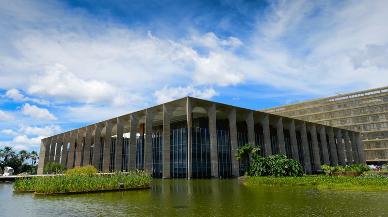 Frente parlamentar defende atualização das carreiras do Serviço Exterior e critica modelo anacrônico de promoções no MRE.