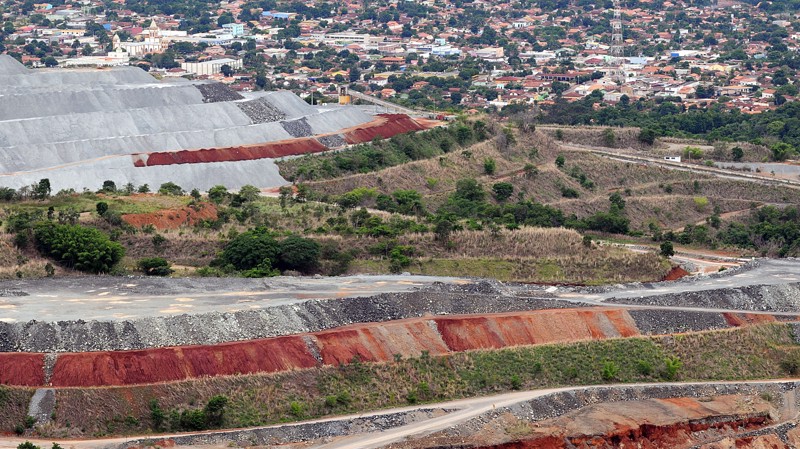 Município que cresceu sob ciclos intensos de exploração mineral busca novo protagonismo econômico aos 50 anos.