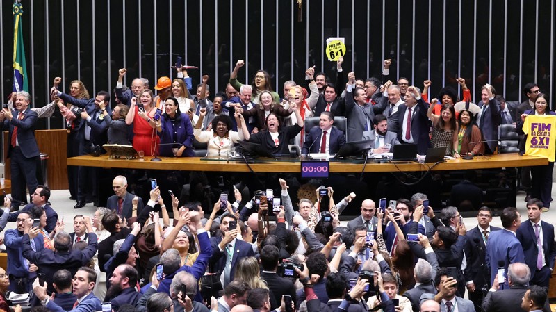 Mobilização liderada por parlamentares e movimentos sociais conecta trabalho digno, saúde mental e democracia.