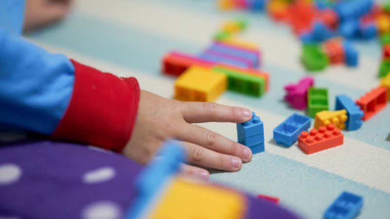 Lei que garante gratuidade em concursos para autistas inspira debate sobre apoio direto às famílias responsáveis pelo cuidado.