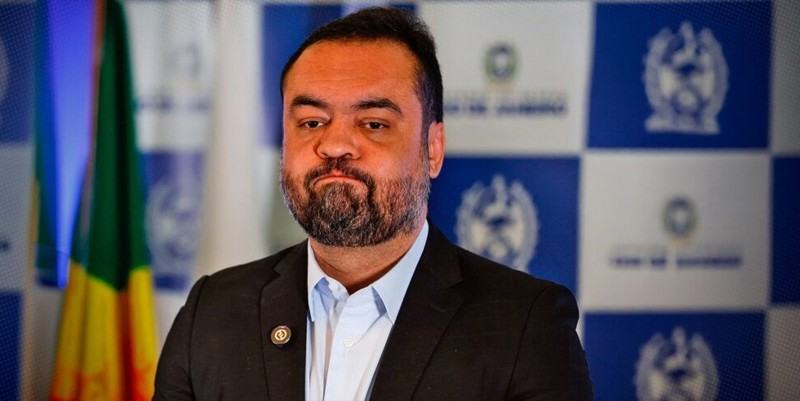 Cláudio Castro desistiu de tentar o Senado após virar alvo de duas operações policiais em 11 dias.