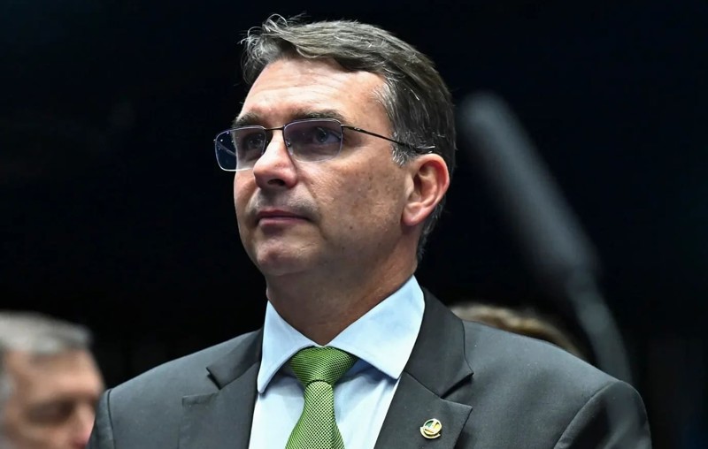 Flávio Bolsonaro nega responsabilidade por novo tarifaço estudado pelos Estados Unidos.