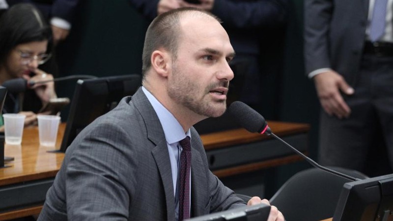 Eduardo Bolsonaro não compareceu em nenhuma das audiências virtuais no curso do processo. 