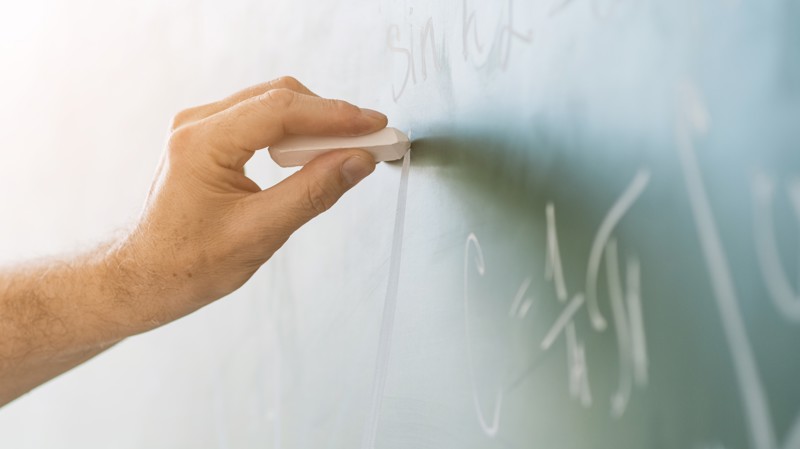 Texto altera a Lei do Piso e a CLT para limitar a jornada semanal a 35 horas sem impacto na remuneração.