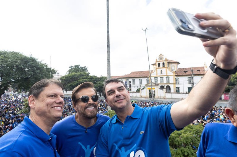 Autoridades dos governos federal, estadual e municipal acompanharam a Marcha para Jesus no centro da capital paulista.