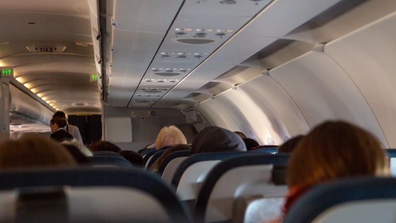 Proposta obriga companhias aéreas e operadores aeroportuários a oferecer apoio gratuito durante embarque e desembarque.