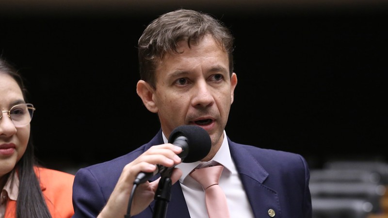 Iniciativa de Eduardo Velloso amplia transferências automáticas do fundo nacional para fortalecer ações dos Estados.