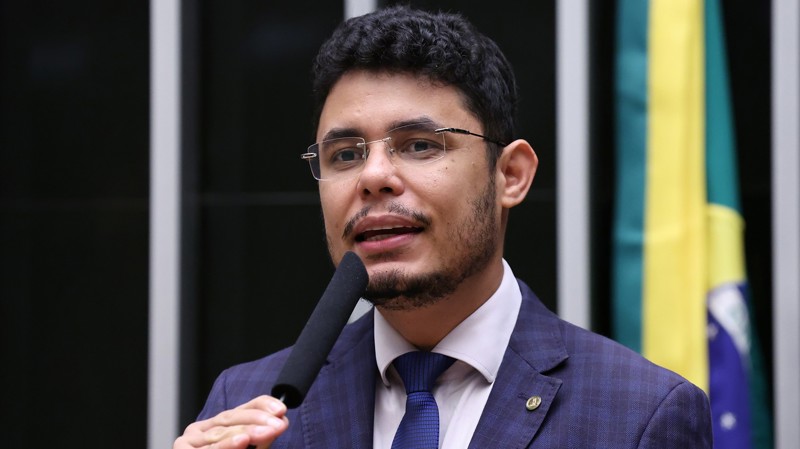 Medida proposta por Ribeiro Neto prioriza pacientes com doenças crônicas, câncer, doenças raras e pessoas com deficiência.