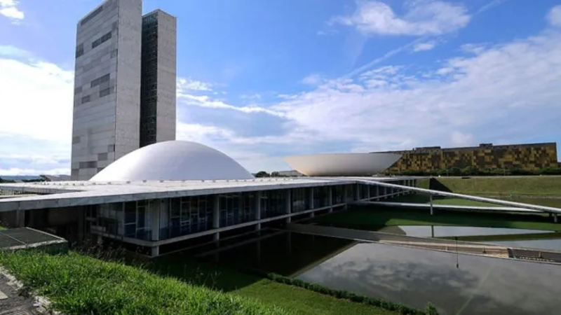 Câmara e Senado voltam aos trabalhos com debates sobre maioridade penal, misoginia e governança pública.