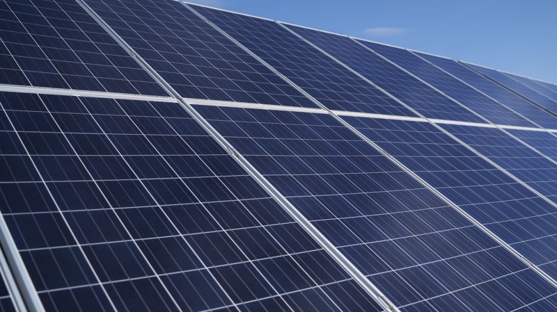 O crescimento dos painéis solares sobre telhados exige novas regras, mais controle operacional e revisão de incentivos para evitar riscos ao sistema.