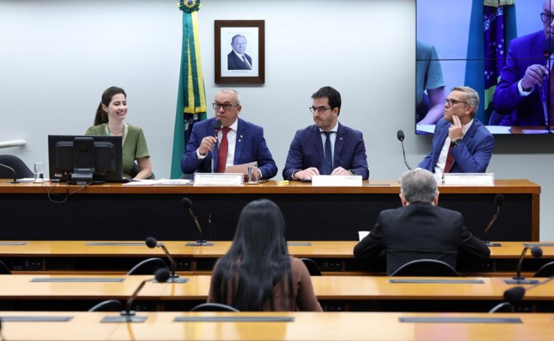 Proposta fortalece atuação de Banco Central, Anatel e Ministério da Fazenda contra operadores irregulares.