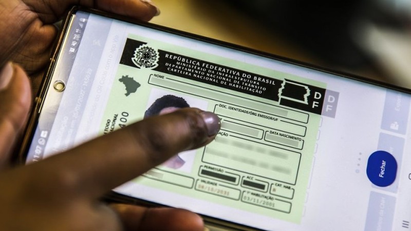 Critérios de acesso ao benefício variam conforme a idade do condutor. 