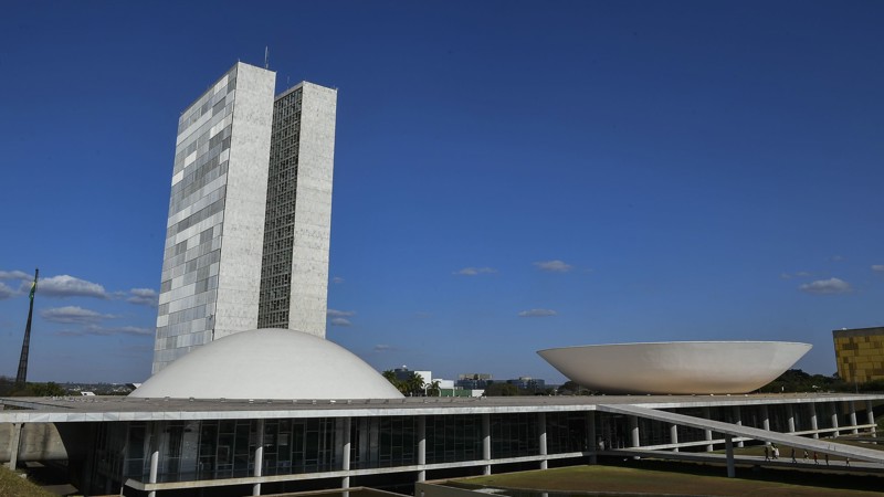 Texto prevê utilização de recursos do Fundo Social do Pré-Sal para renegociação de dívidas.