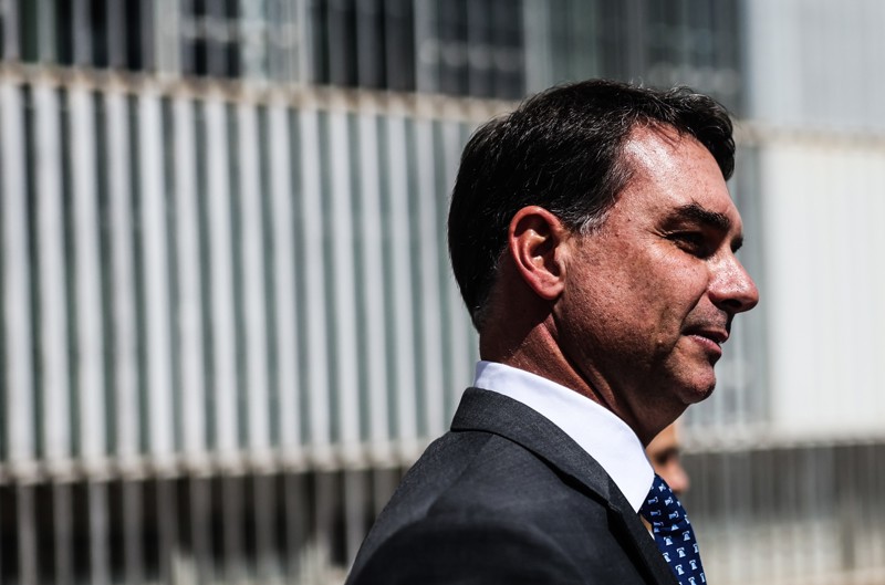 Flávio Bolsonaro diz que seu pai teve dificuldade na comunicação com o público feminino.