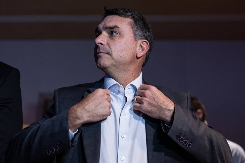 PL alega, em ação, que método utilizado por instituto induziu entrevistado a declarar voto contra Flávio Bolsonaro.