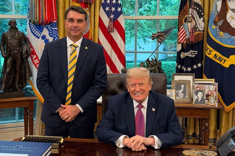 Flávio e Donald Trump posaram para foto durante visita do senador ao presidente dos Estados Unidos. Decisões anunciadas após encontro desgastaram presidenciável do PL.
